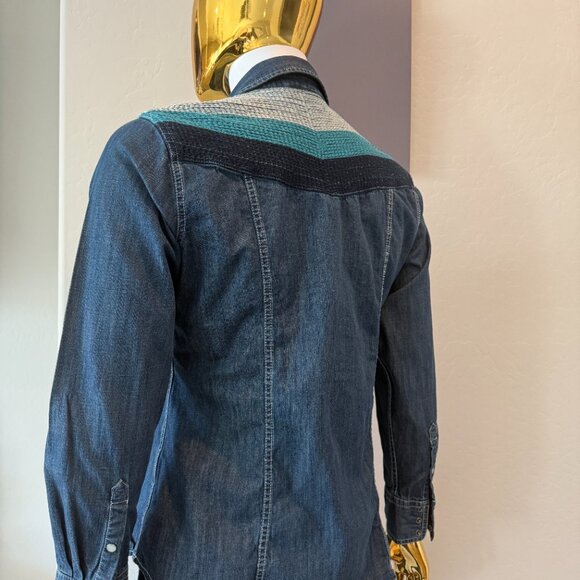 Ariat Women's Denim Snap Shirt (Fitted) - Picture 5 of 12